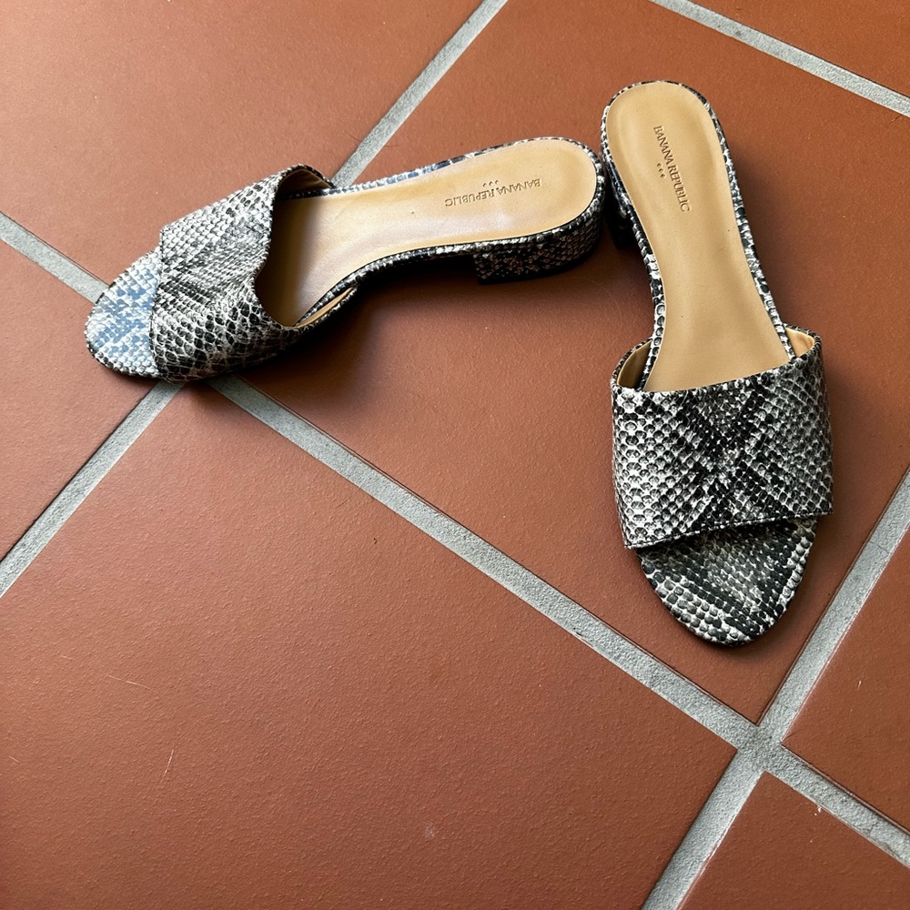 Banana Republic lizzard print leather slides. Used. great condition. Size 8.5